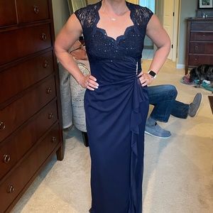 NEW lace detail gown size 8, navy, prom wedding